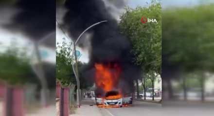 Kocaeli Derince’de seyir halindeki otomobil alev aldı, patlamalar meydana geldi