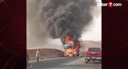 Lüks araç taşıyan tır yanarak hurdaya döndü