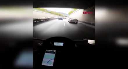 Aniden önüne kıran otomobile çarpan motosikletin sürücüsü yere düştü; kaza kask kamerasında