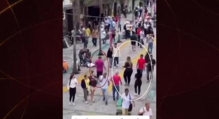 Caddede yürüyenleri ayaküstü dolandırdılar! İnanılmaz görüntüler