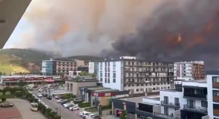 Çanakkale'de büyük yangın: Alevler hastaneye yaklaştı, kampüs tahliye edildi