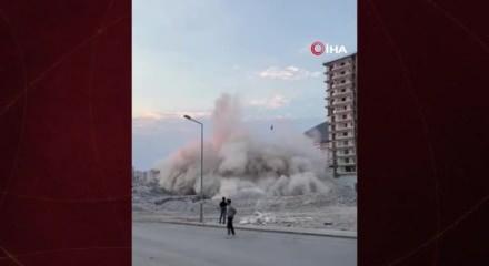 Yıkım sırasında binanın altında kalan iş makinesi operatörü hayatını kaybetti