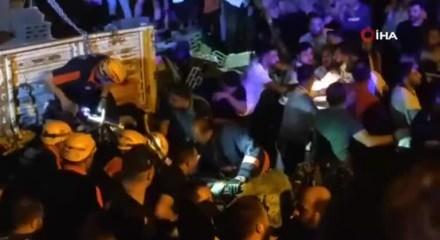 Otomobil park halindeki briket yüklü tıra çarptı