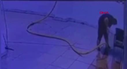 Su tahliyesi sırasında akıma kapılan kapıcının ölüm anı kamerada