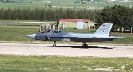 Türkiye’nin KAAN’ı, F-35’e karşı küresel pazara açılıyor