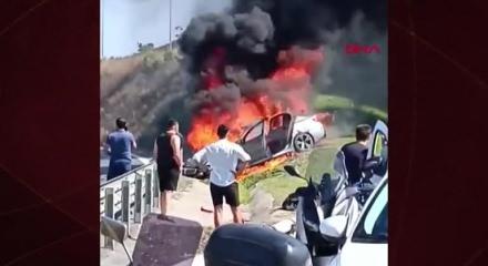 Ümraniye'de kaza yapan otomobil alevlere teslim oldu