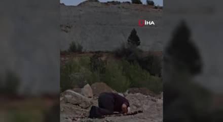 Yangında evini terk etmek zorunda kaldı: Namazını karşı tepede kıldı