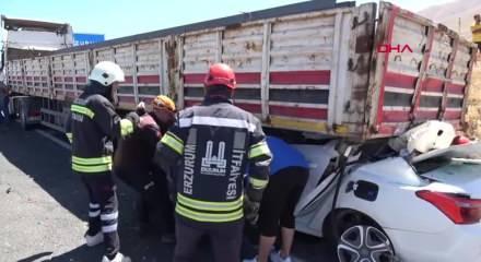 TIR'ın altına giren otomobilin sürücüsü Burak hayatını kaybetti