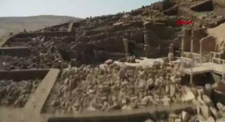 Karahantepe'de insan yüzlü T biçimli dikilitaş bulundu