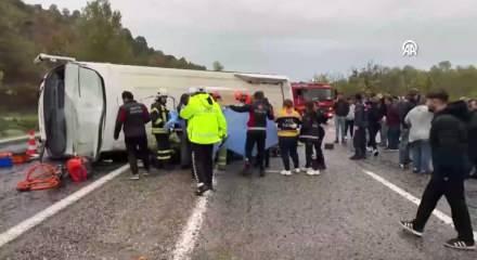Bartın’da işçileri taşıyan servis devrildi: 1 ölü, 19 yaralı