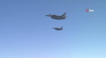 Erdoğan'ın Maskat Havaalanına inişinde F-16 savaş uçakları eşlik etti