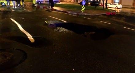 İstanbul’da sağanak etkili oldu: Vatan Caddesi’nde göçük, taksi takla attı