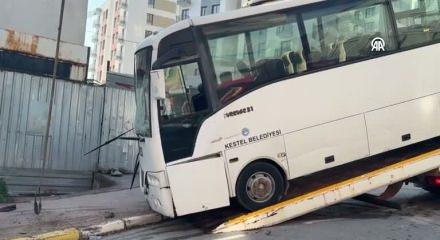 Kocaeli’de polisleri taşıyan midibüs duvara çarptı: 3’ü polis 7 yaralı