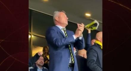 Sadettin Saran'ın güldüren gol sevinci! Küçük çocuğu resmen savurdu...