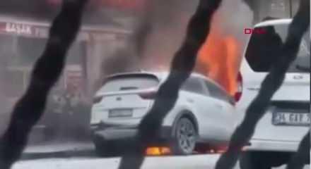 Sultangazi’de park halindeki cip alev aldı: Esnaf yangın tüpleriyle müdahale etti