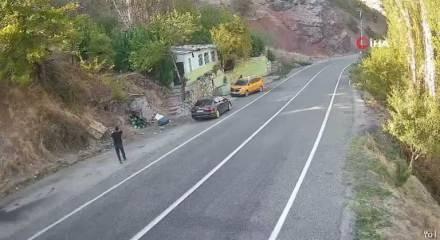 Tunceli'de faciadan dönüldü: Dağdan yuvarlanan kaya parçası ev ve araçları teğet geçti