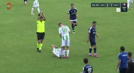 İlginç olay! Futbolcu rakip takımın sağlık görevlisine saldırdı!