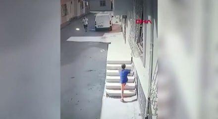 Adana'da bir kişi kovaladığı çocuğu ayak bileğinden tutup yere fırlattı 