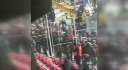 Afyonkarahisar'da olaylı maç! Binlerce koltuğu söküp sahaya attılar
