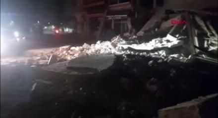 Balıkesir'de depremde bir bina yıkıldı