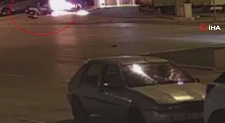 Burdur'da insanlık ölmemiş dedirten görüntüler! Kaza yapıp yanan motosikletin sürücüsünü alevlerden çekip aldı