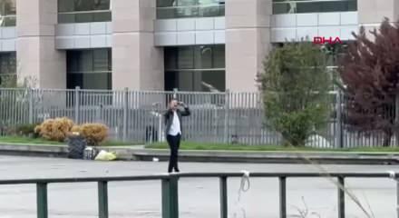 Çağlayan Adliyesi önünde başına silah dayadı, havaya ateş açıp kendini bacağından vurdu