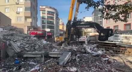 Çöken apartman ve tahliye edilen binaların bulunduğu bölgede çalışmalar sürüyor