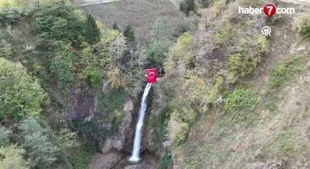 Dağcılar Cumhuriyet Bayramı dolayısıyla şelaleye Türk Bayrağı astılar
