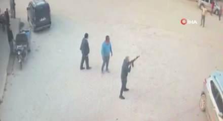 Denizli'de vahşet kamerada: Kendisine silah doğrultan adamın üzerine yürüyüp bıçakla öldürdü