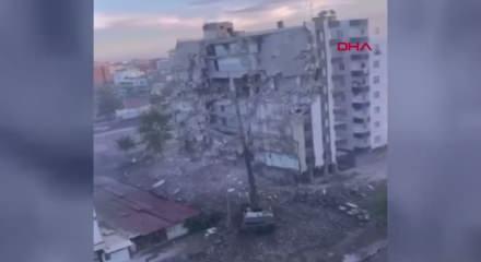 Diyarbakır’da ağır hasarlı 8 katlı bina, yıkım sırasında çöktü 