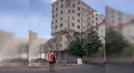 Diyarbakır'da ağır hasarlı bina tek dokunuşta yerle bir oldu