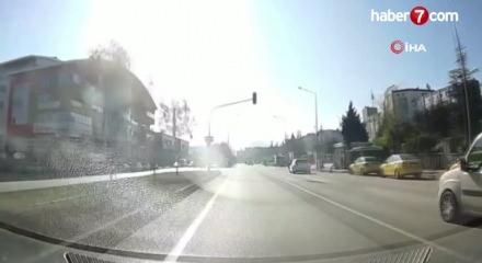 Dolmuş şoförü yolcuların canını hiçe sayarak kırmızı ışıkta geçti