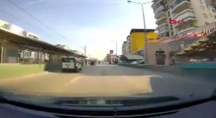 El freni çekilmeyen araç yol kaydı! Facia ucuz atlatıldı