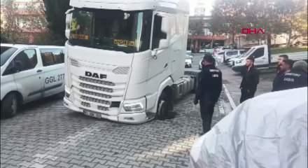 Esenyurt'ta TIR lastiği yola saplandı