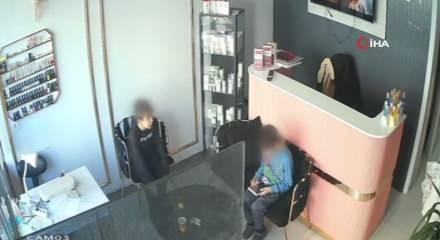 Güzellik merkezine geldi hırsızlık yaptı! Kendisini uyaran çocuğu itip kaçtı