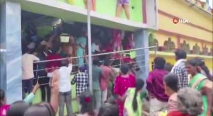 Hindistan'da tapınakta izdiham: 12 ölü