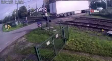 Hollanda'da feci kaza! Yolcu treni hemzemin geçitte kalan tırı biçti