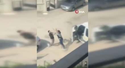 İnanılır gibi değil! Trafik yüzünden acımasızca birbirlerine saldırdılar