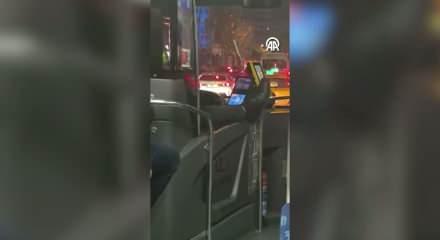 İETT şoförünün ayağını dışarı çıkararak araç kullanması kamerada