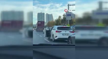 İstanbul'da öfkeli araç sürücüsü tırı yumrukladı... O anlar kamerada