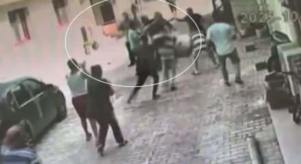 Kaldırım taşıyla sldırdı! Korku dolu anlar kamerada