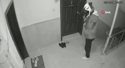 Kapı önündeki ayakkabıyı çalan kurye kameraya yansıdı