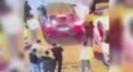 Kız isteme töreninde atılan havai fişek komşunun evini yaktı