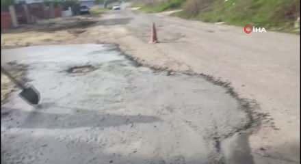 Köstebek yuvasına dönen yolu kendi imkanlarıyla onararak beton attılar