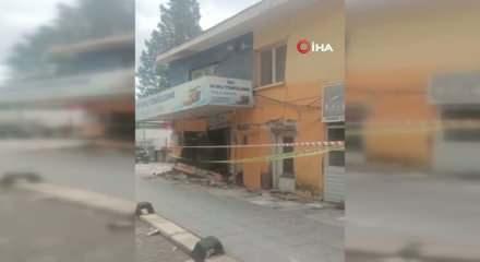 Sındırgı'da ağır hasalı bina kendiliğinden yıkıldı