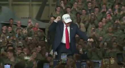 Trump ABD ordusu karşısında dans etti: Japonya'da ilginç anlar kamerada!