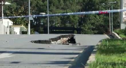 Ümraniye'de yol çöktü: Polis yolu trafiğe kapattı