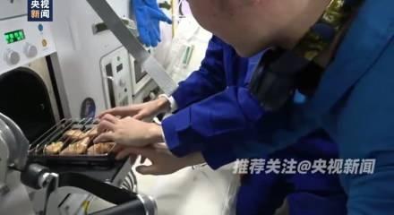 Çinli taykonotlardan uzay mutfağında ilk: Tiengong’da tavuk kanadı pişirdiler