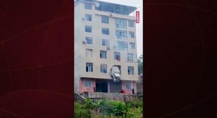 Çin'de ilginç kaza: Kamyon ikinci katta asılı kaldı