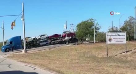 ABD'de tren, hemzemin geçitte mahsur kalan araç yüklü tıra çarptı